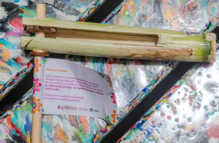 Artesanos de Xochimilco elaboran matracas para el Mundial 2026