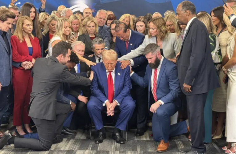 Trump impulsa acto religioso con figuras del ala conservadora