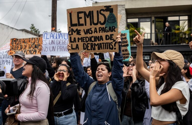 Miles de vecinos se manifiestan contra el agua sucia en Guadalajara
