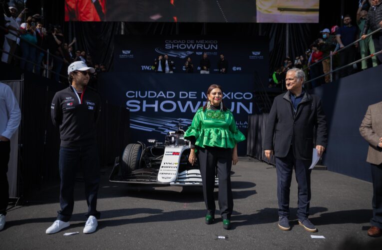 Checo Pérez acelera en Reforma; Brugada reconoce sus 300 carreras en F1